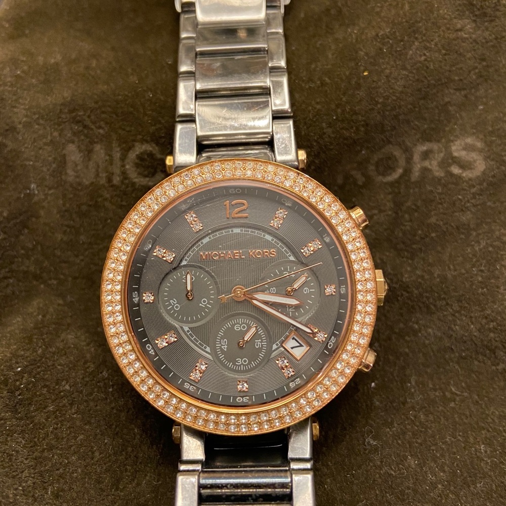 Micheal Kors LIKE NEW WATCH- Barely worn!!